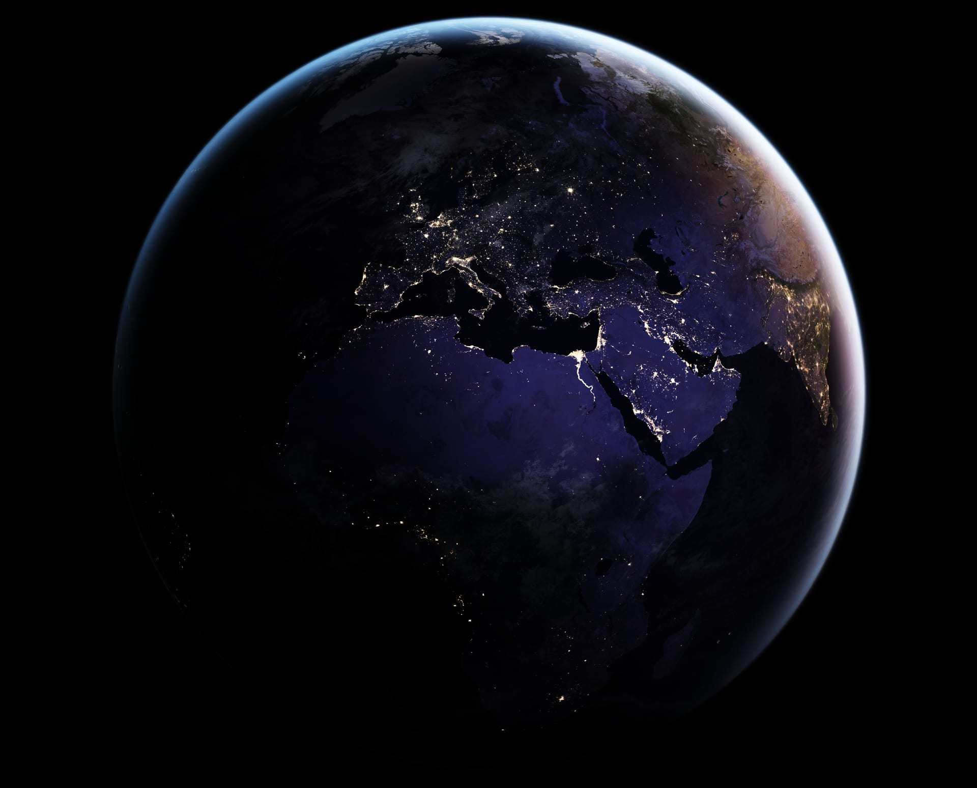 Die Erde bei Nacht mit beleuchteten Städten in Europa, Afrika und Asien